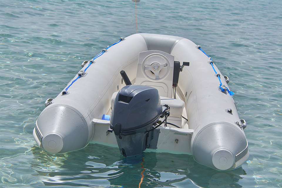 Bateau à coque semi-rigide à louer